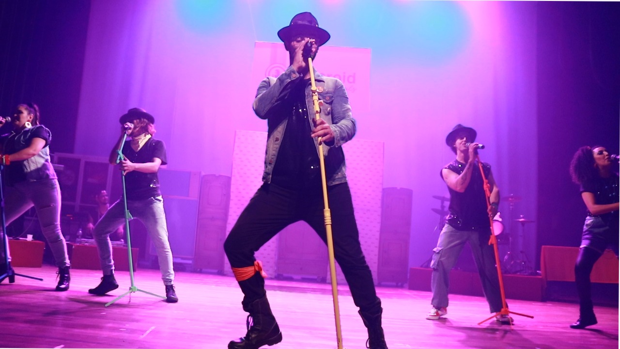 Em Curitiba, banda Polaroid revive o pop dos anos 1990 com humor
