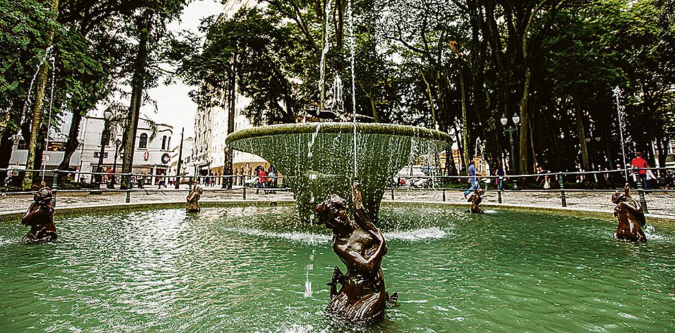Cavalo Babão, Mocinhas da Cidade e Maria Lata d’Água: conheça a história de oito fontes de Curitiba