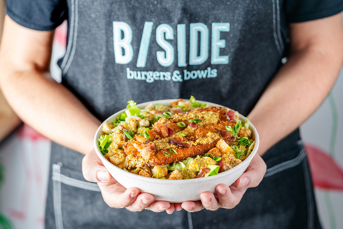 Novo restaurante em Curitiba reúne pratos fit e junkie em mesmo cardápio