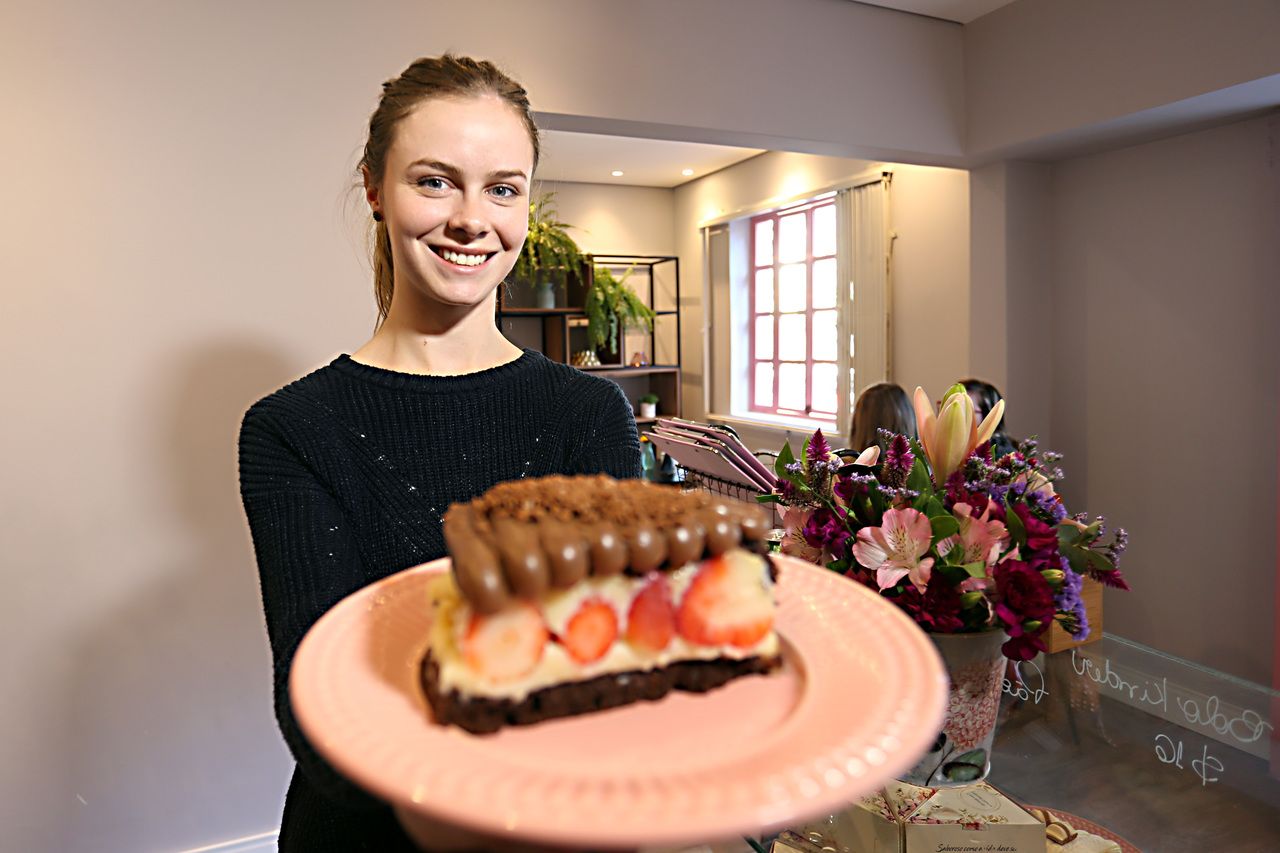 Conheça a Damarate Confeitaria, especializada em brigadeiros recheados e bolos gourmet