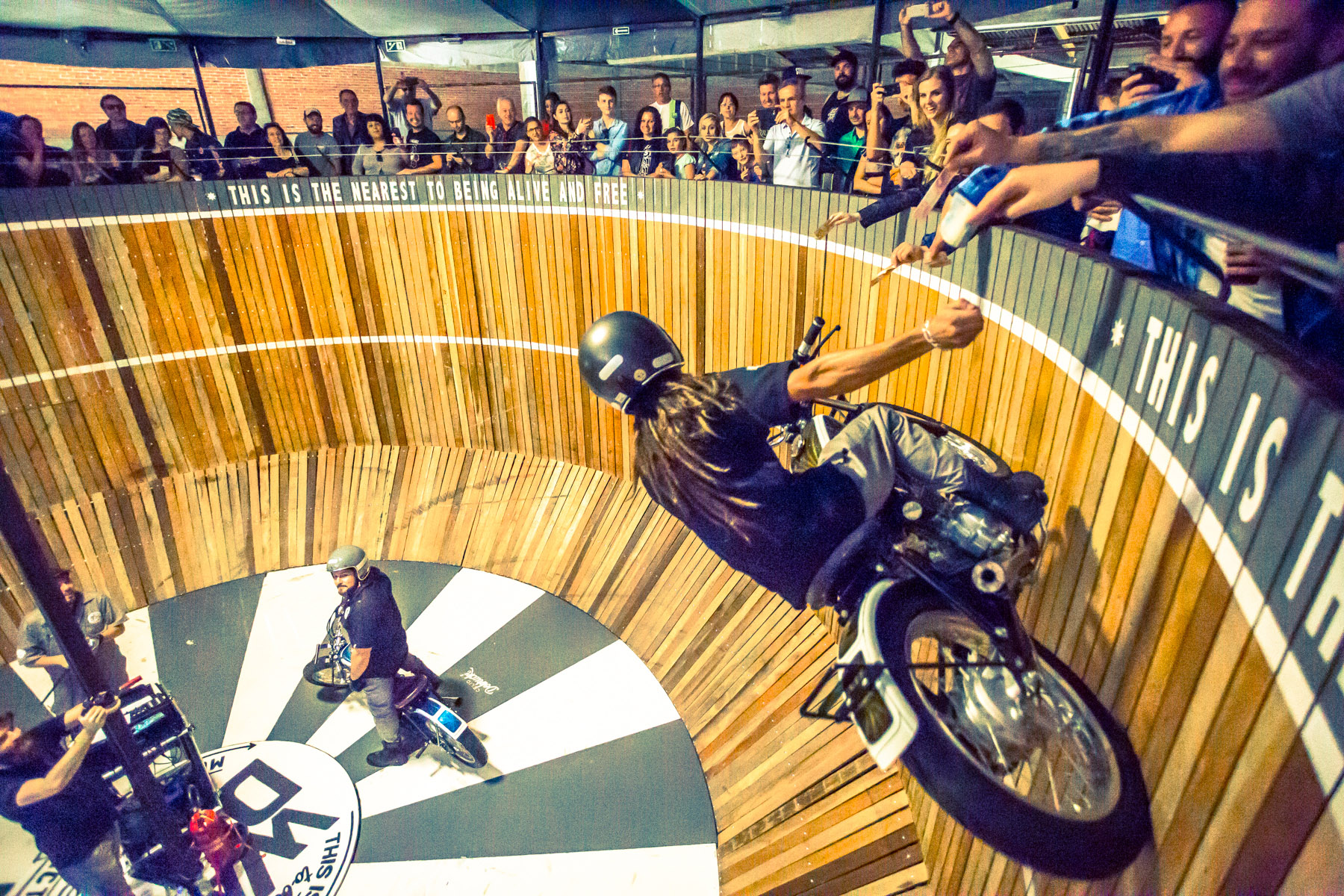 Com “muro da morte”, BMS Motorcycle é evento para loucos por motocicletas