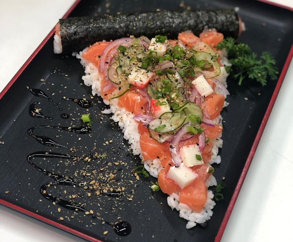 Bar de Santa Felicidade cria “pizza de sushi”