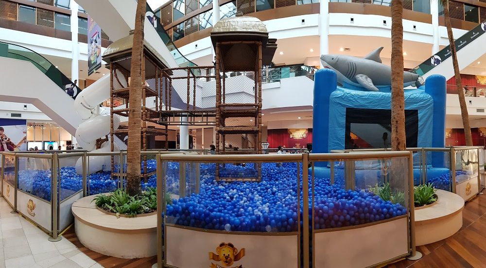 Férias: piscina com 200 mil bolinhas atrai crianças e adultos