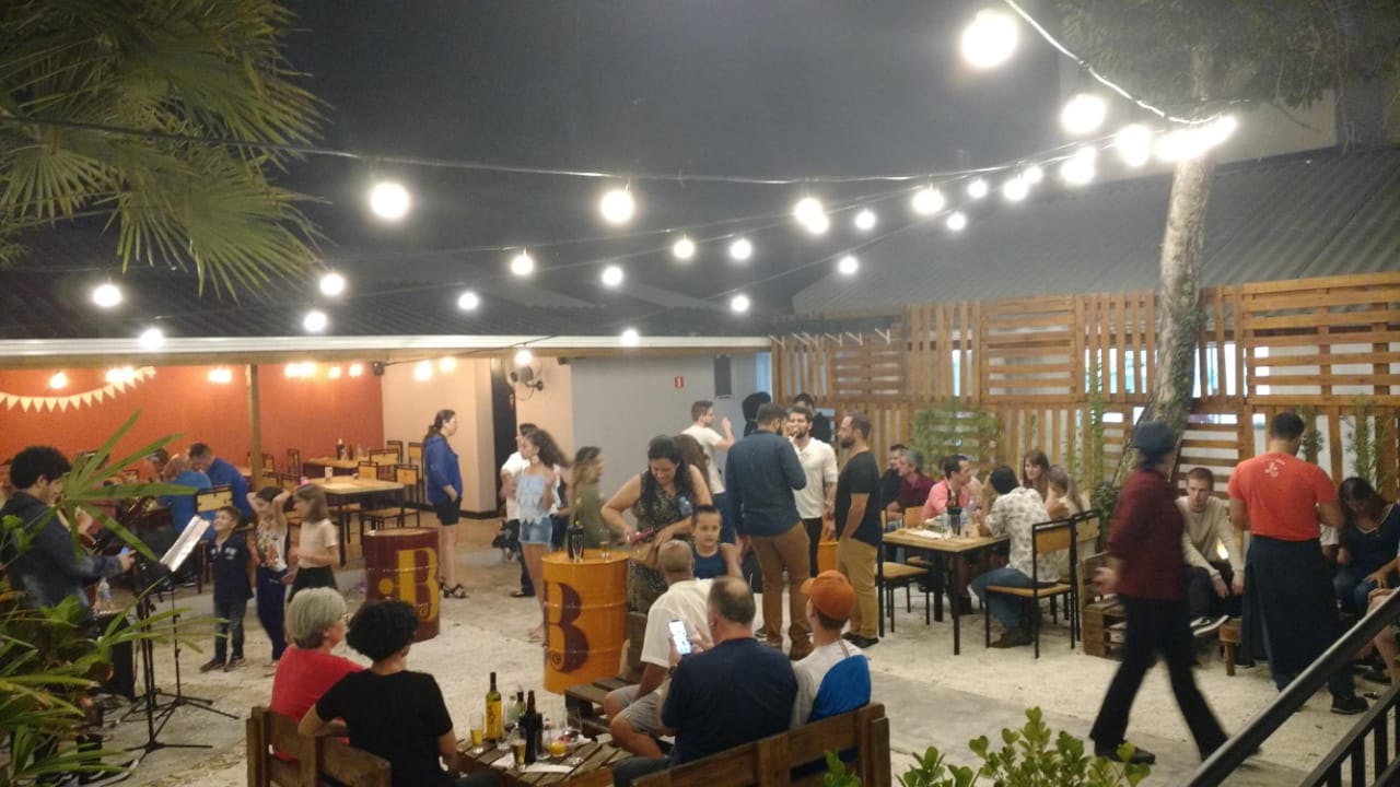 Bacareto faz festa de um ano com música ao vivo e chopp por R$ 5