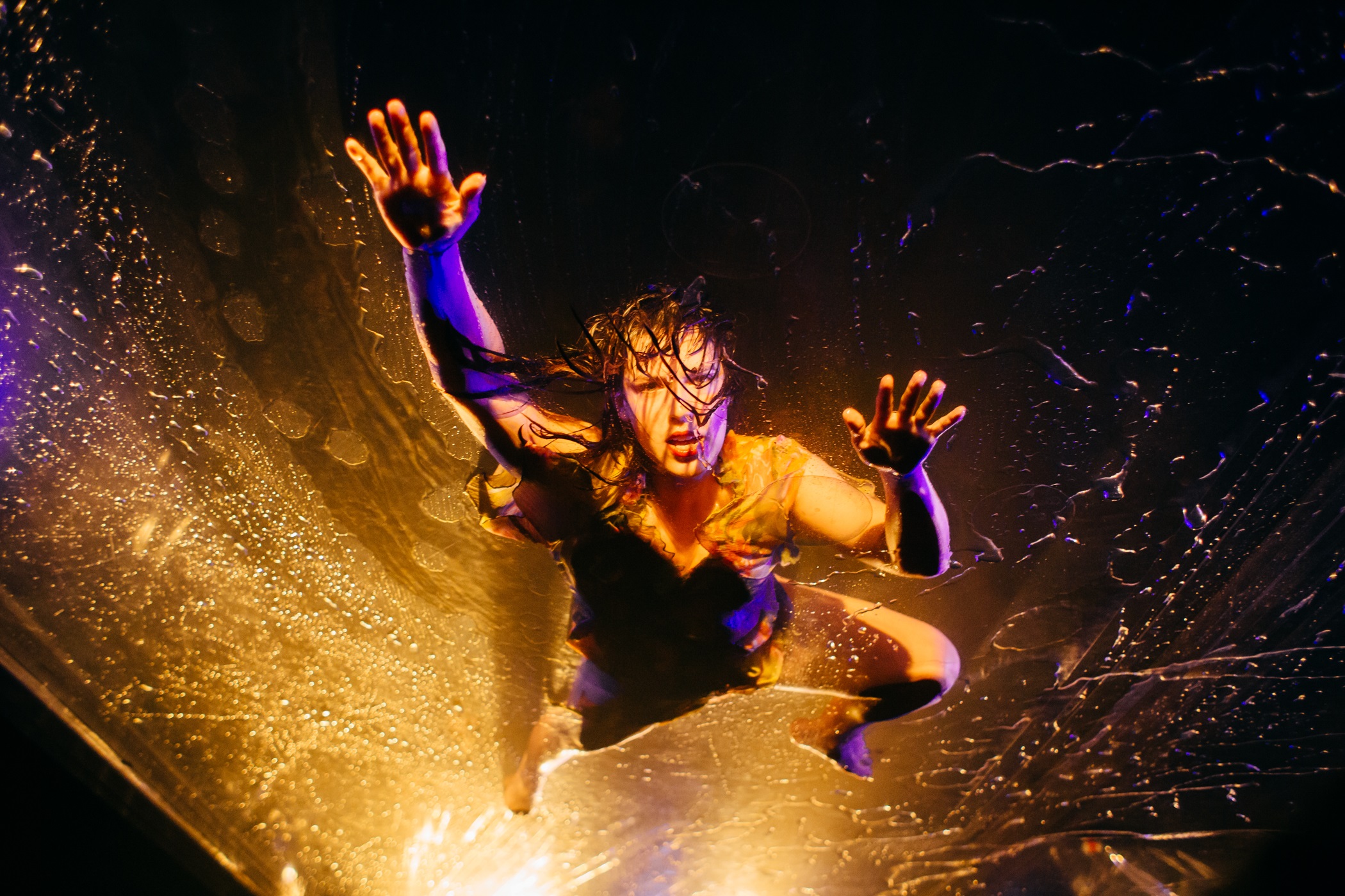 Fuerza Bruta transforma Pedreira em quarto escuro