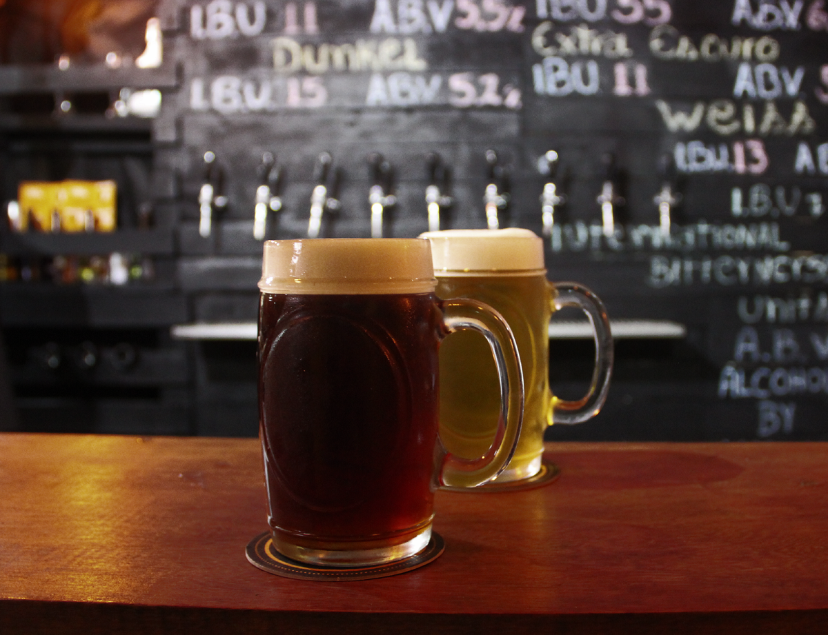 Cervejaria faz Oktoberfest com comida típica e cama elástica para crianças