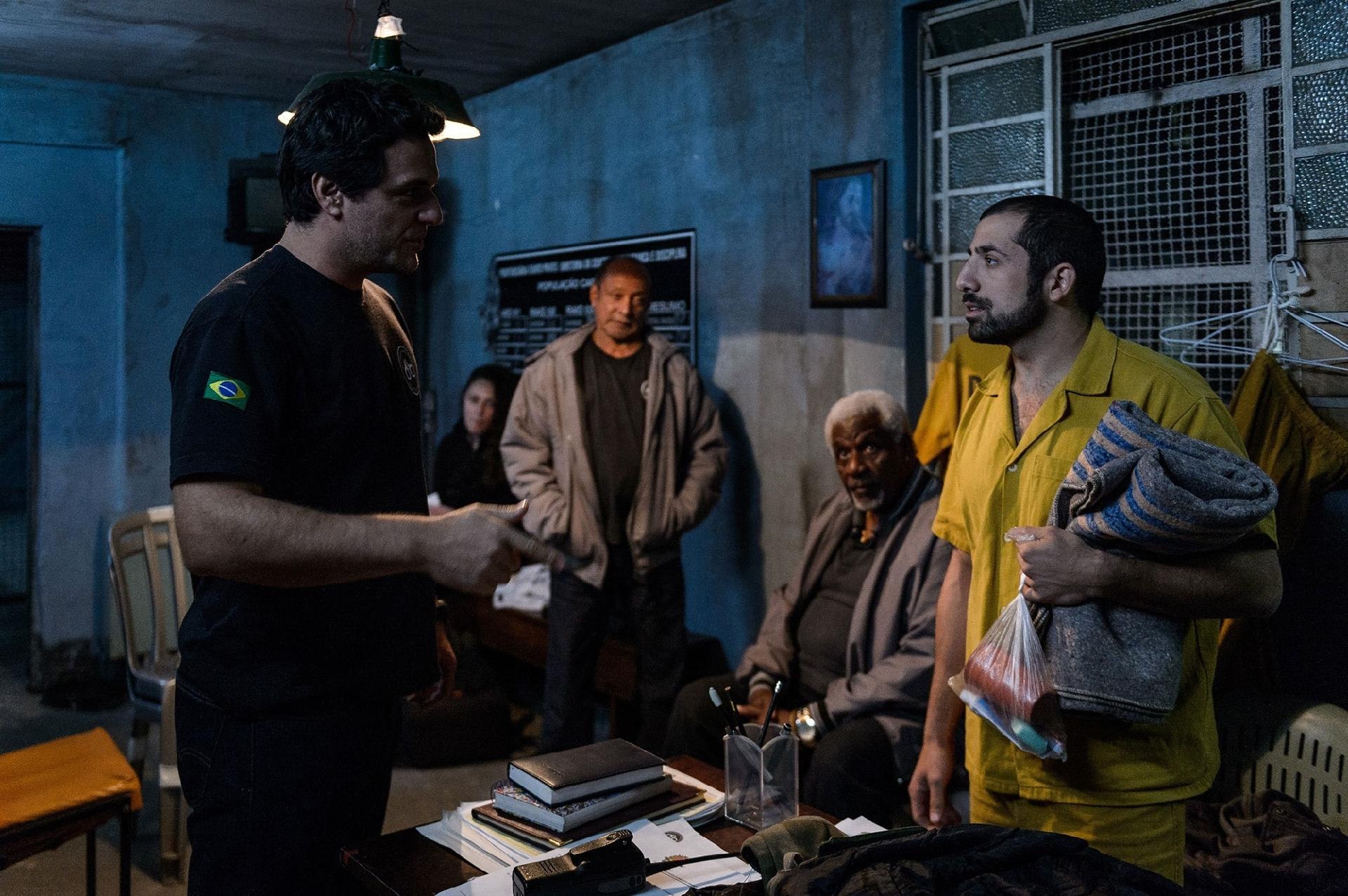 Sessão de cinema reúne assinantes com ator e roteirista de “Carcereiros”