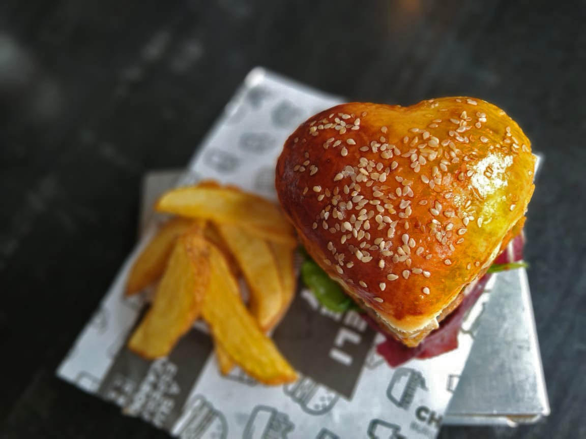 Chelsea faz hambúrguer em formato de coração para o Valentine’s Day