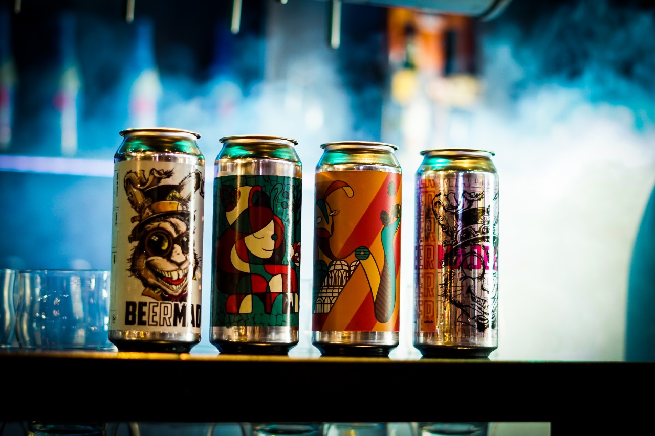 Bar de Curitiba personaliza latas de chopp para levar para casa