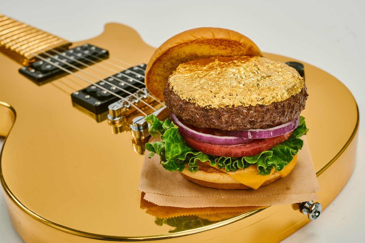 Hard Rock muda cardápio pela primeira vez em 50 anos e serve hambúrguer de ouro