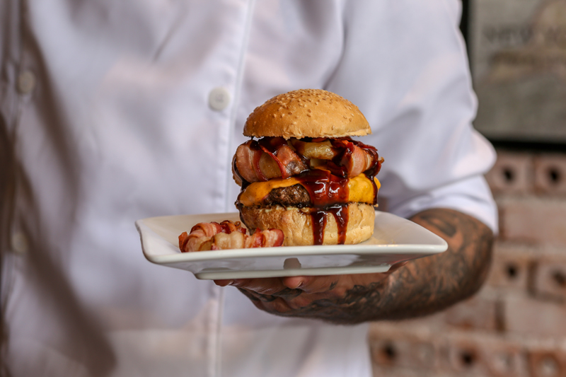 No Chelsea Burgers & Shakes, você pede um lanche ganha outro