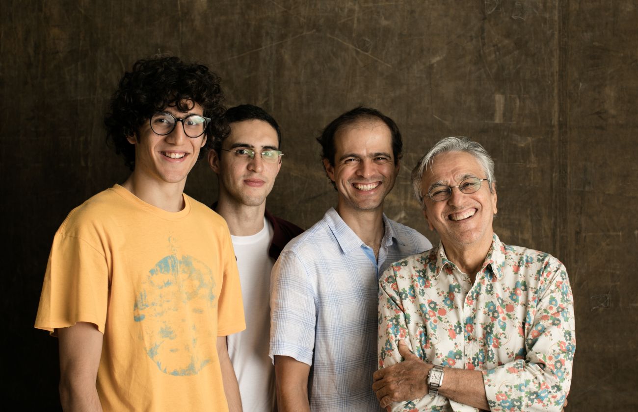 Caetano faz show com os filhos e diz que clima de país “assusta, mas não surpreende”
