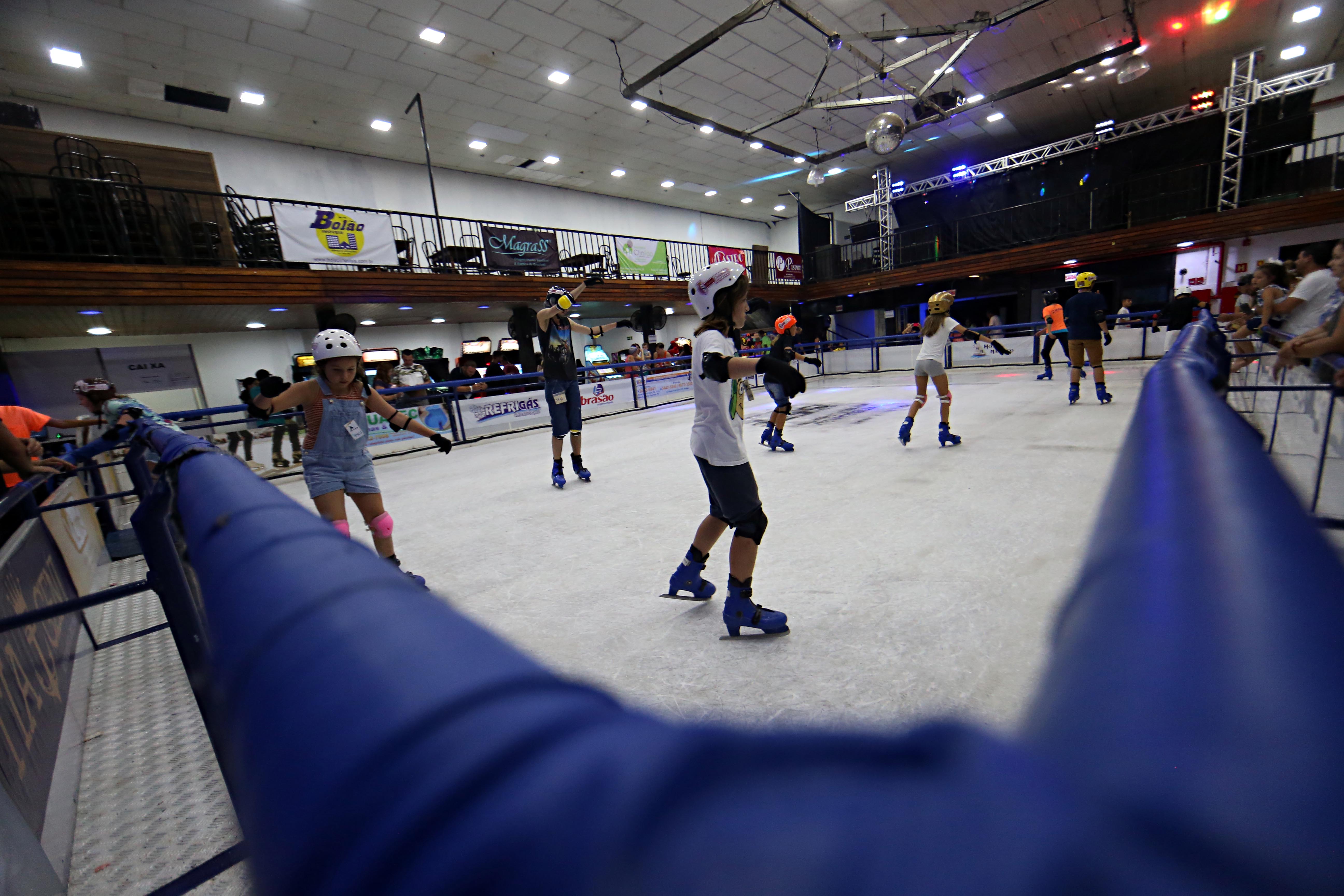 Em pleno verão, Litoral do Paraná tem pista de patinação no gelo