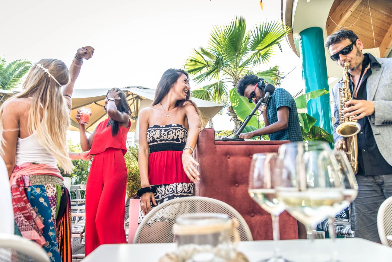 Onde beber bons drinks e ouvir música no fim do dia em Curitiba