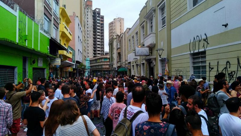Mesmo com chuva, bloco “10afinados & daí?” agitou pré-carnaval curitibano