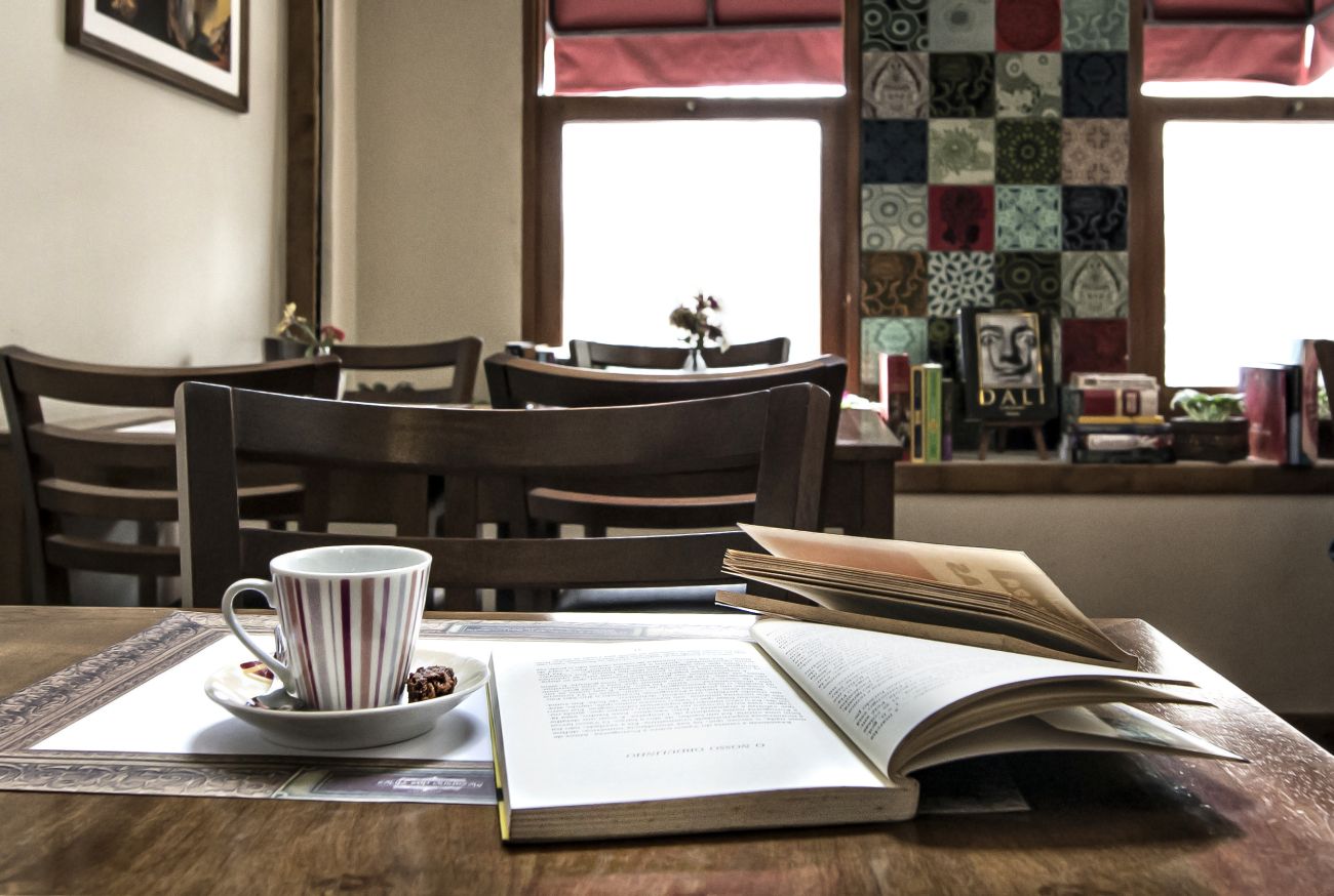 16 cafés, bibliotecas e parques ideais para colocar a leitura em dia em Curitiba