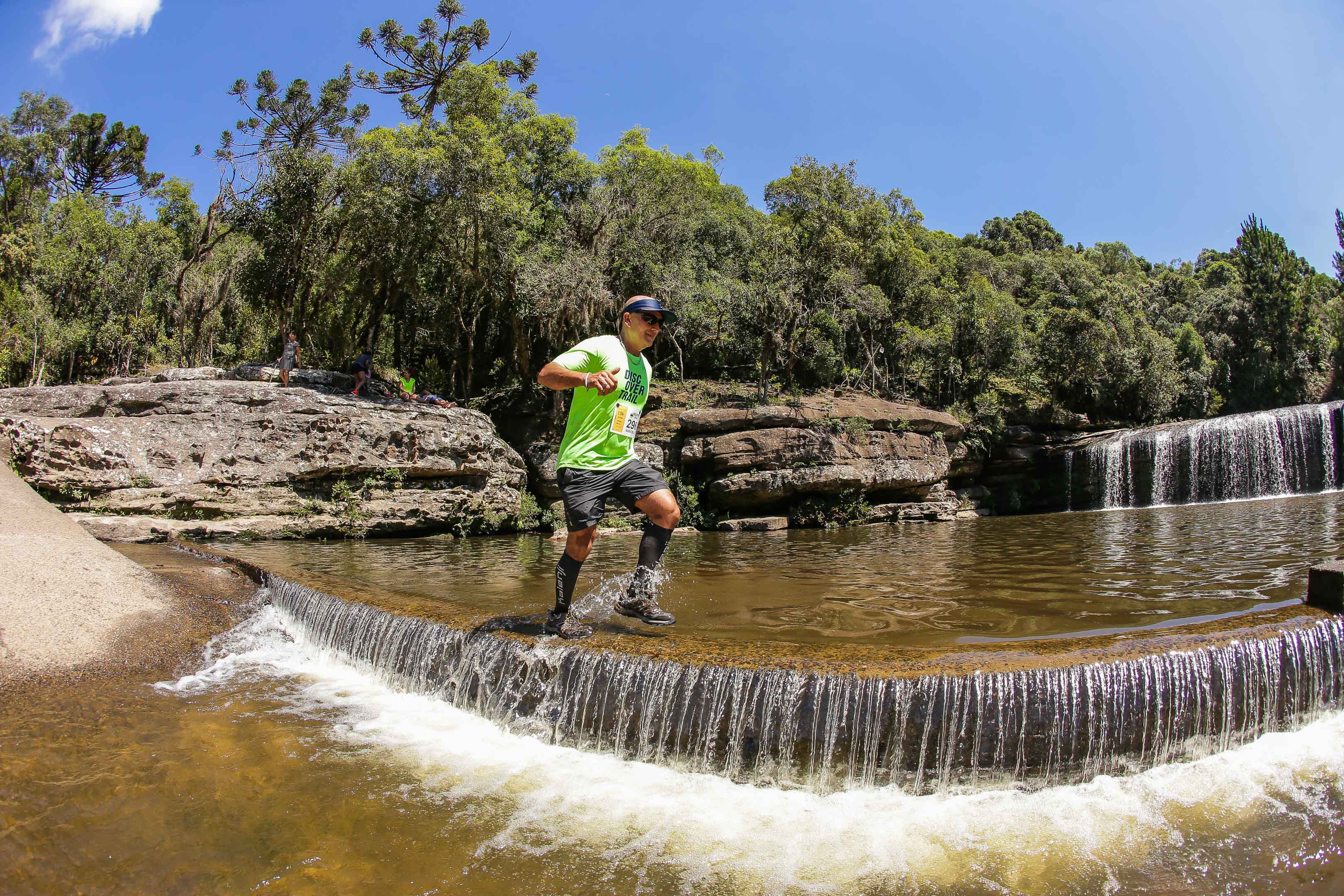 Cachoeira paradisíaca na região de Curitiba é cenário de corrida no fim de semana