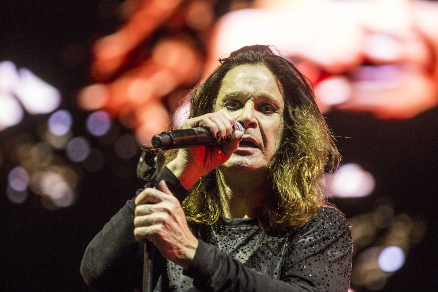Ozzy se despede dos grandes shows em noite com solo de 20 minutos