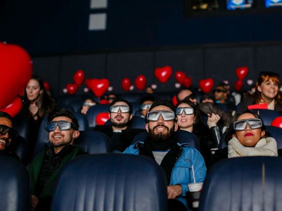 Robô vai escolher solteiros para um encontro em sessão de cinema gratuita no Dia dos Namorados