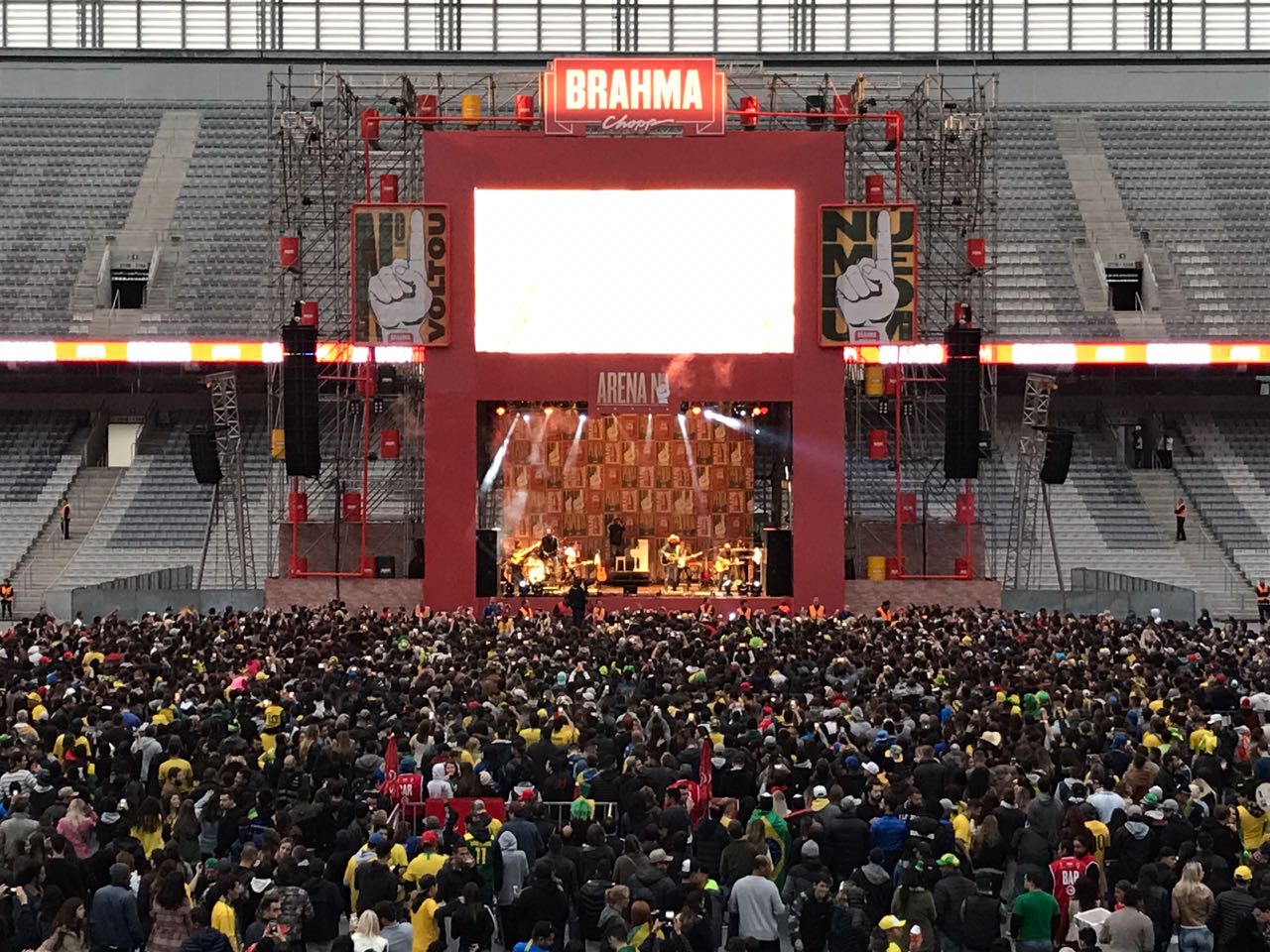 Fernando e Sorocaba animam torcida em Curitiba depois de empate do Brasil