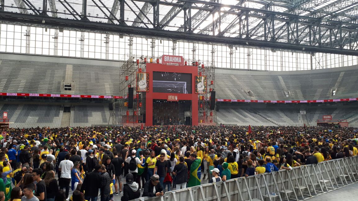 Com vitória do Brasil, curitibanos fazem a festa na Arena da Baixada