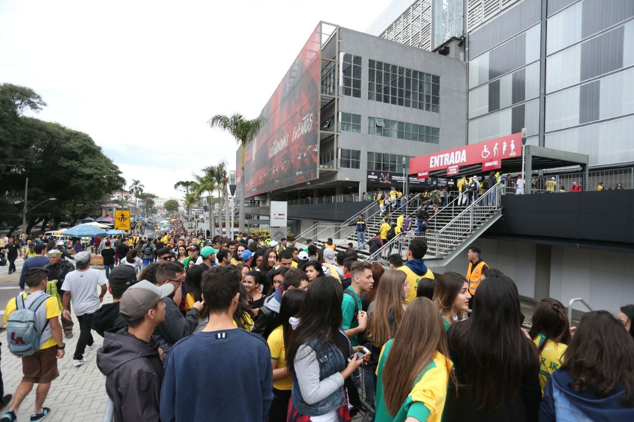 Pela segunda vez, multidão fica para fora da Arena da Baixada durante jogo do Brasil