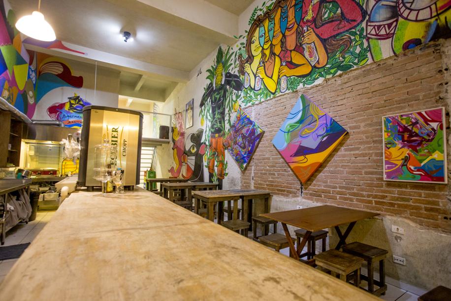 Após fechamento polêmico, Bar do Fogo reabre com palco para shows e chopeiras na calçada
