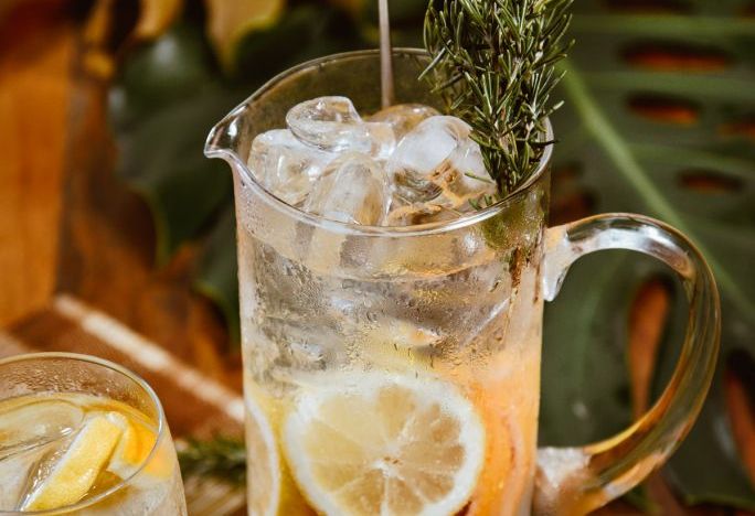 Pra dividir: bares em Curitiba têm drinks que servem mais de uma pessoa