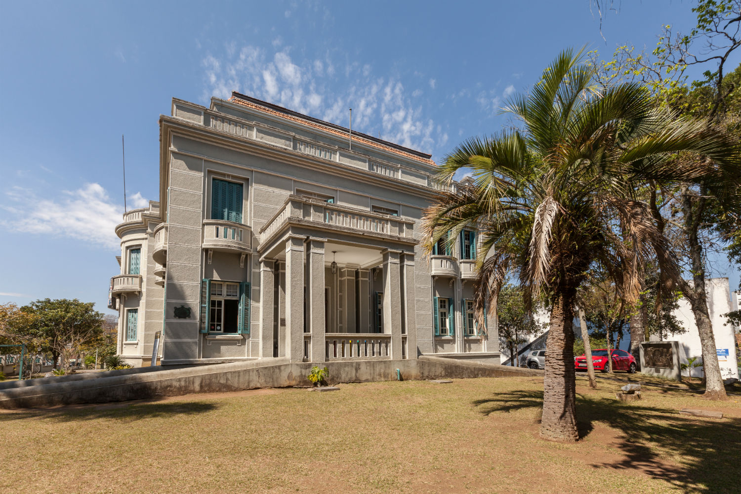 Um palácio que conta um século de história do Paraná