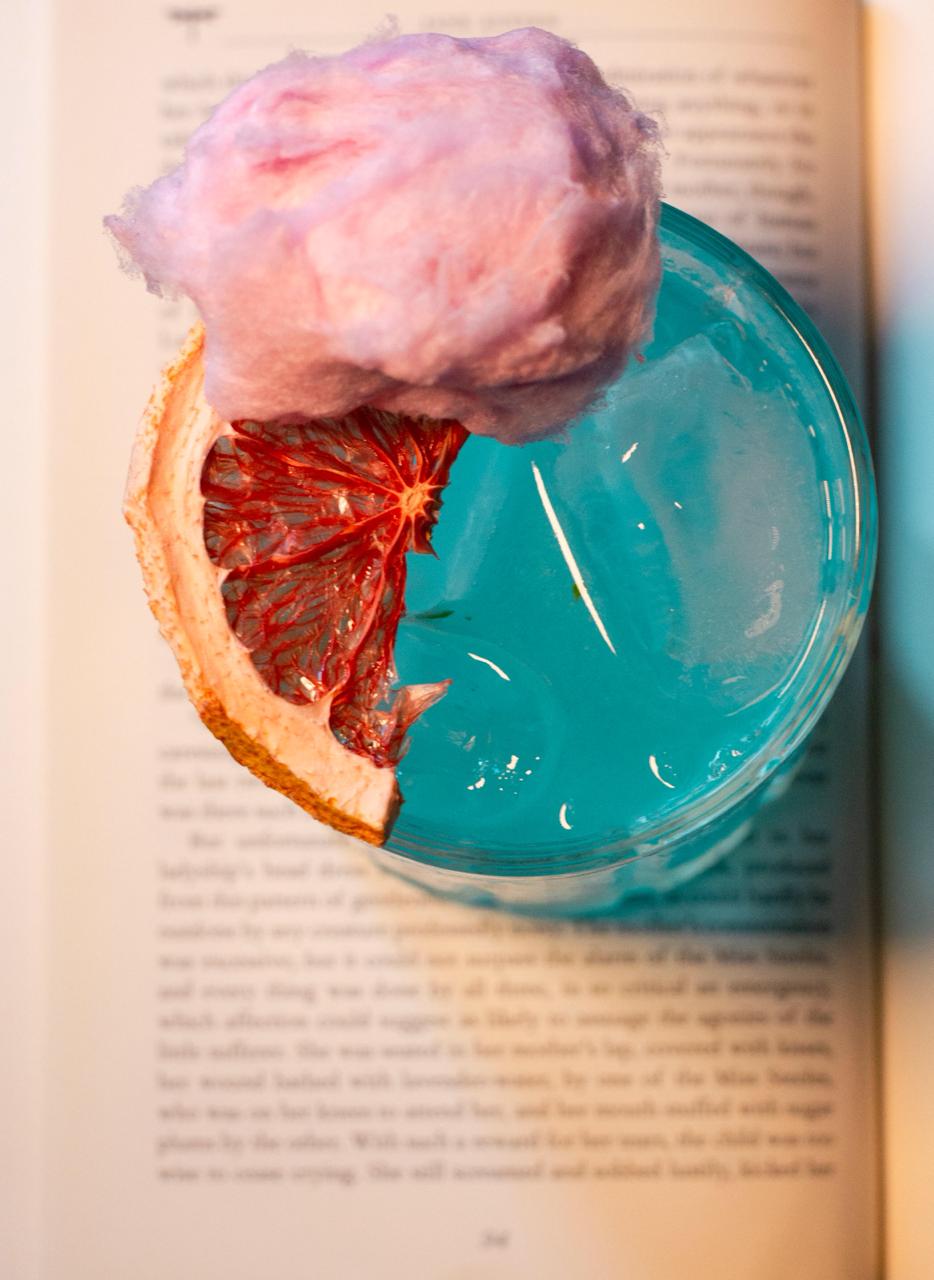 Bar tem drinks inspirados em livros que levam até algodão doce