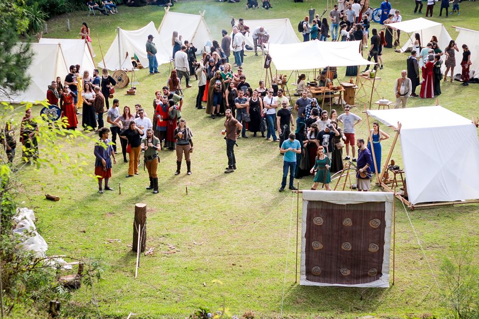 De batalha de espadas a levantamento de chope: Oktoberfests para ir em Curitiba