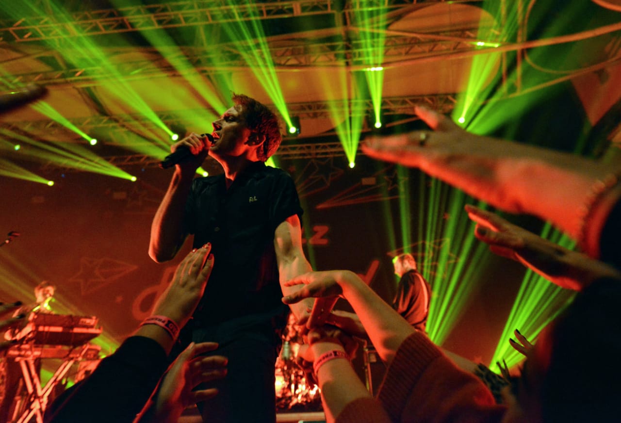 Franz Ferdinand faz público de Curitiba dançar, cantar e explodir de euforia