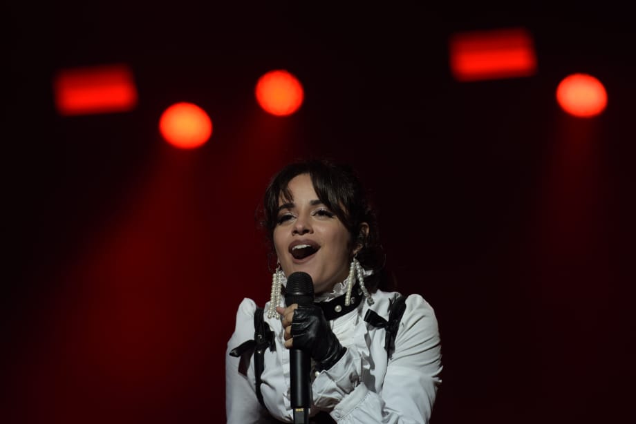 Camila Cabello encanta o público e faz a chuva parar antes de subir no palco da Pedreira