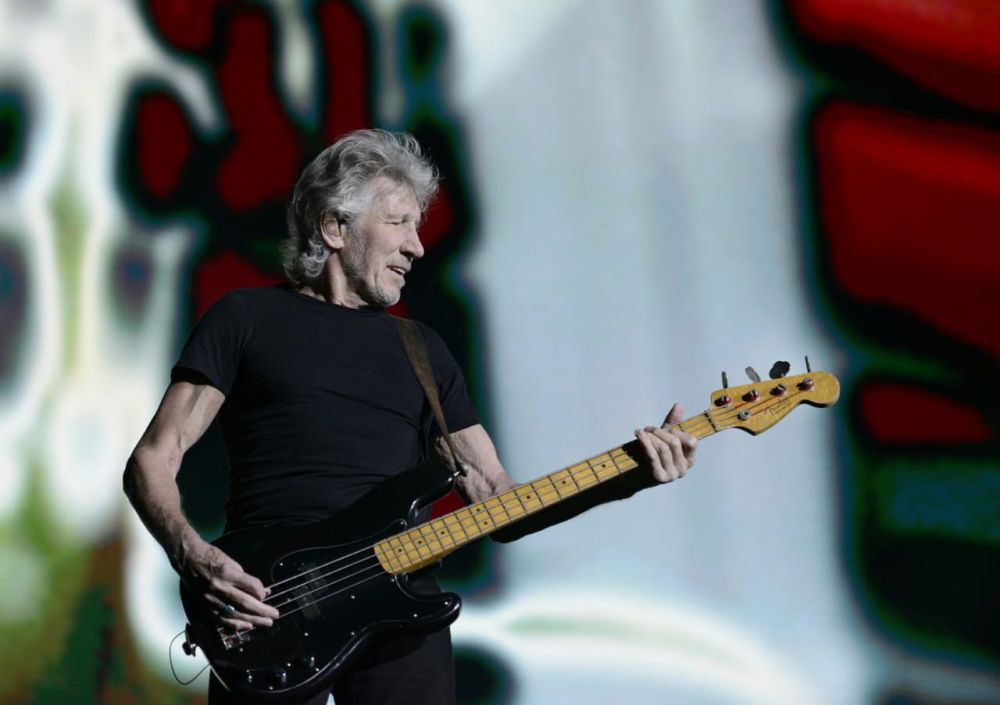 Roger Waters exibe “ele não” 30 segundos antes do limite da Justiça Eleitoral