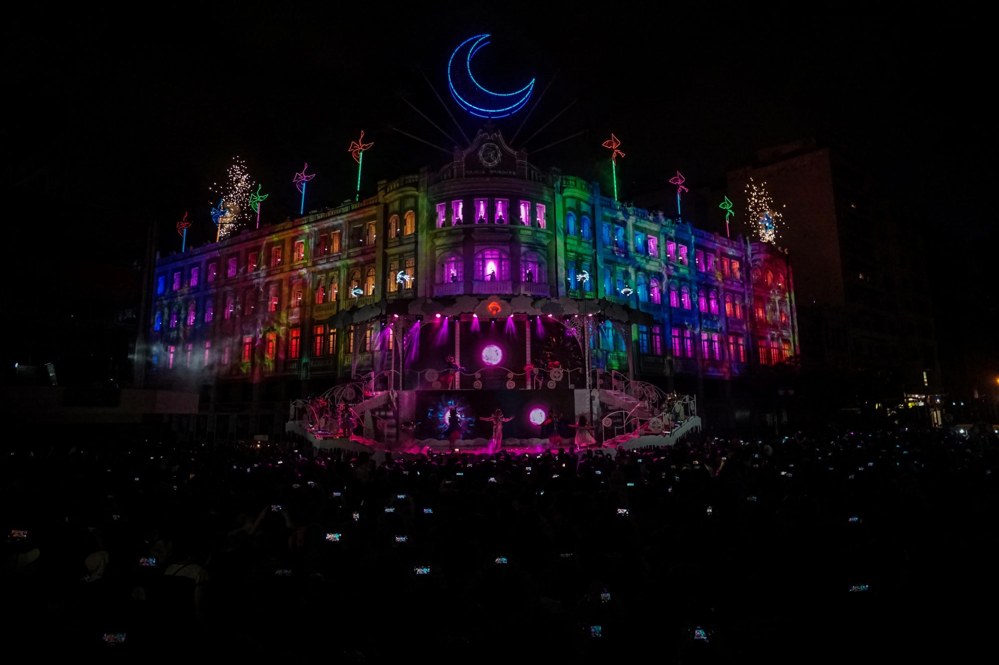 Natal do Palácio Avenida estreia com mais de 100 mil lâmpadas e lua gigante