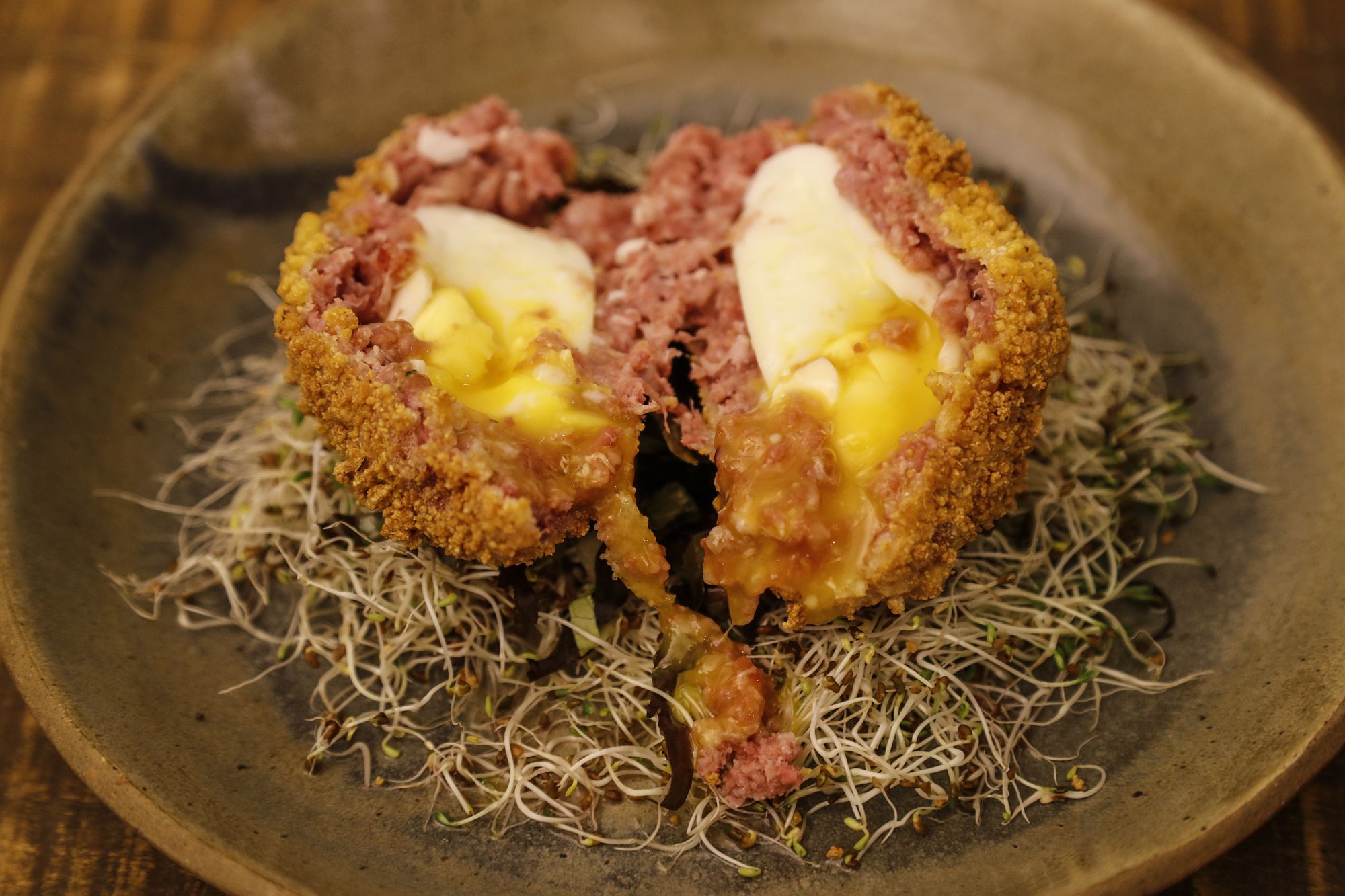 Novo espaço que une arte e gastronomia local tem bolovo de linguiça Blumenau