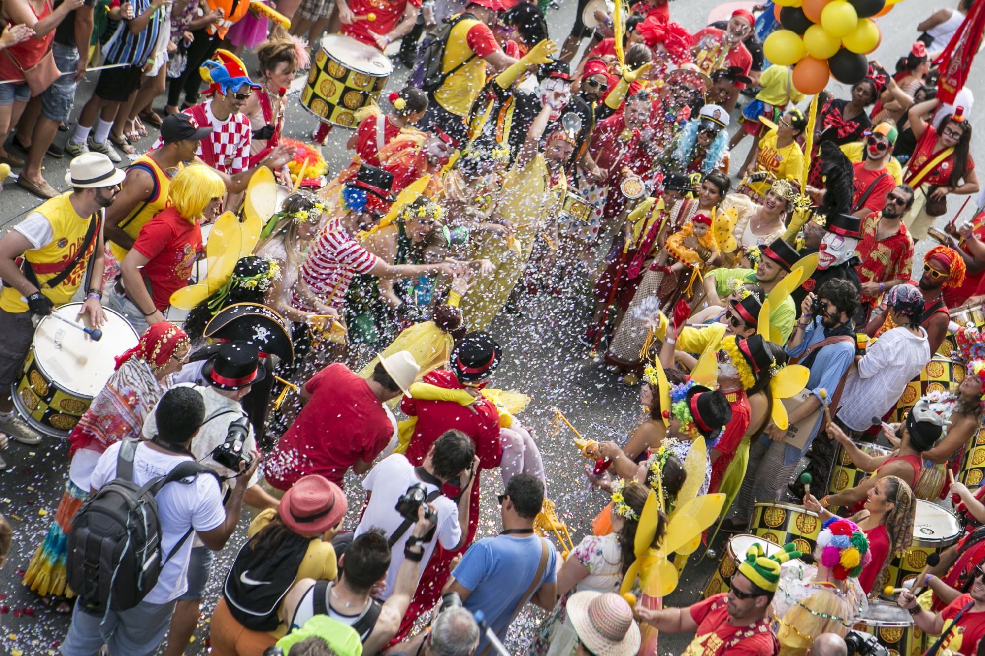 Tem blocos de pré-carnaval e ensaio de escola de samba no fim de semana