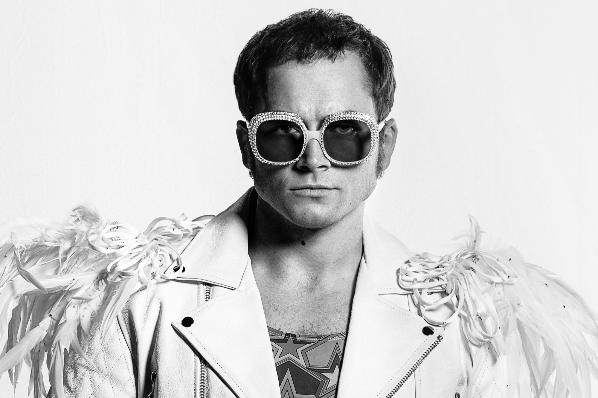 Novas fotos do filme sobre Elton John mostram cenas icônicas do cantor