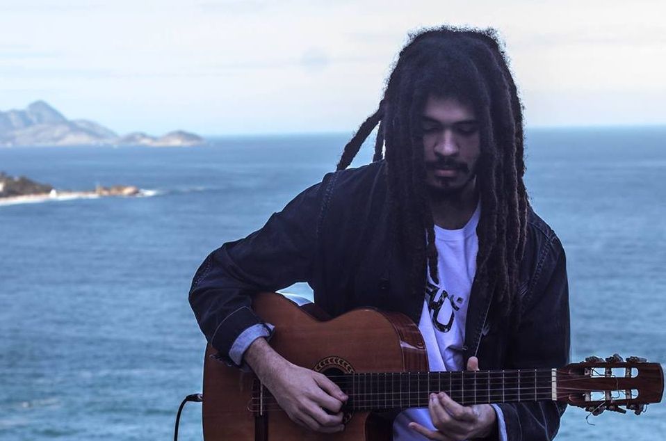 Músico neto de Chico Buarque e filho de Carlinhos Brown faz show inédito em Curitiba
