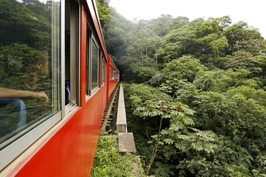 Trem da Serra do Mar paranaense terá vagão de luxo com varanda panorâmica