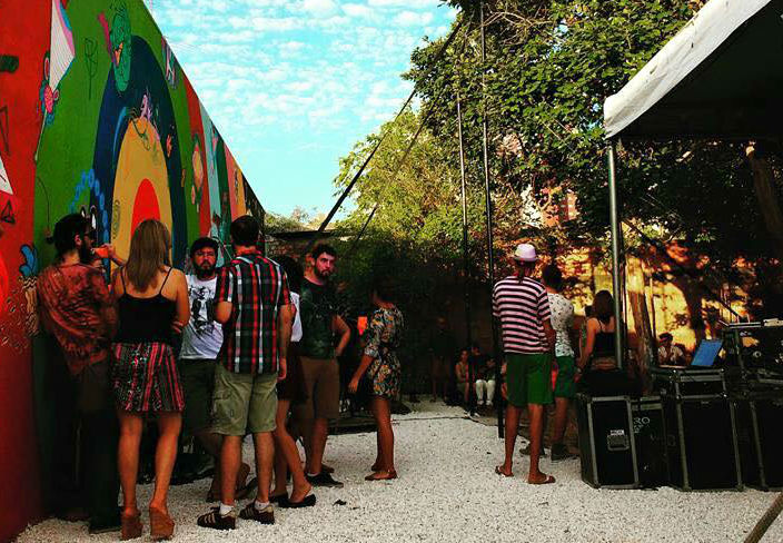 Depois da "casa fechada", Arnica Cultural ocupa Ópera de Arame com Boogarins e Dingo Bells