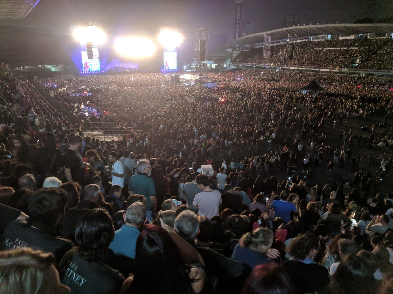 Paul McCartney reúne quase 45 mil pessoas em Curitiba