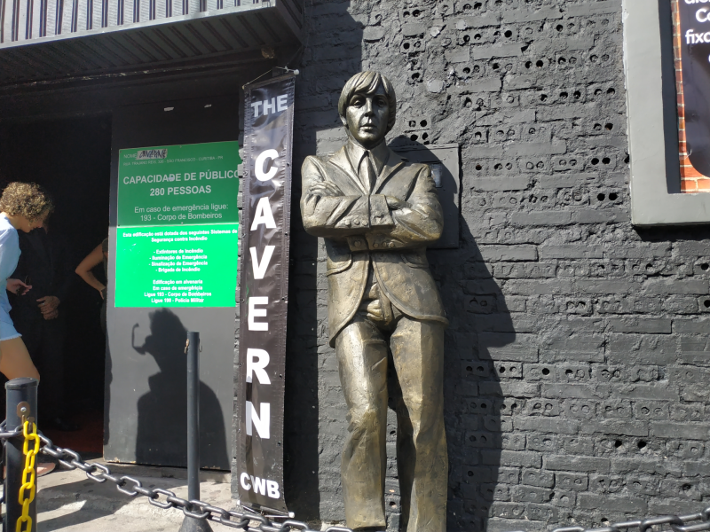 Versão curitibana do Cavern, icônico pub, inaugura estátua de Paul McCartney