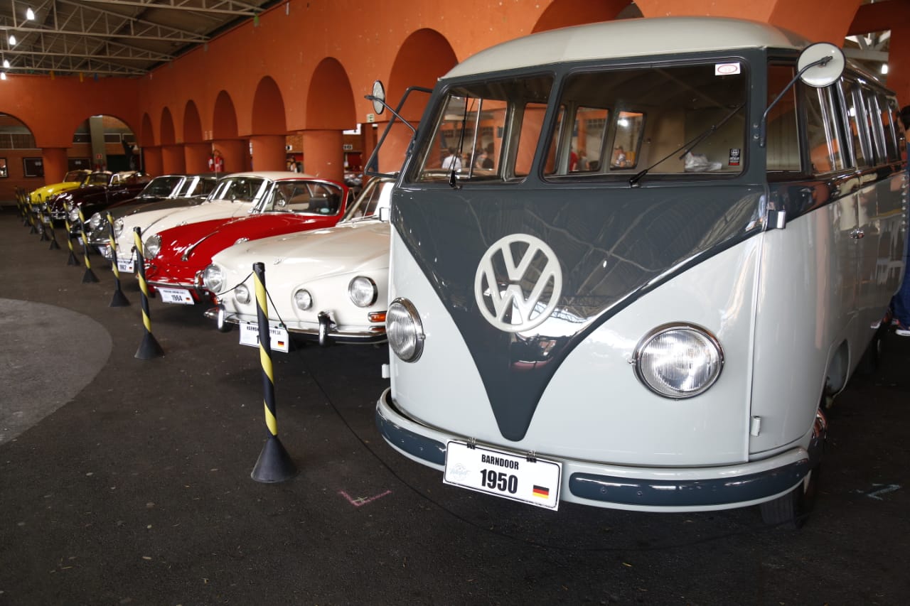 Volksfest reúne mais de 200 carros antigos em Santa Felicidade; veja fotos