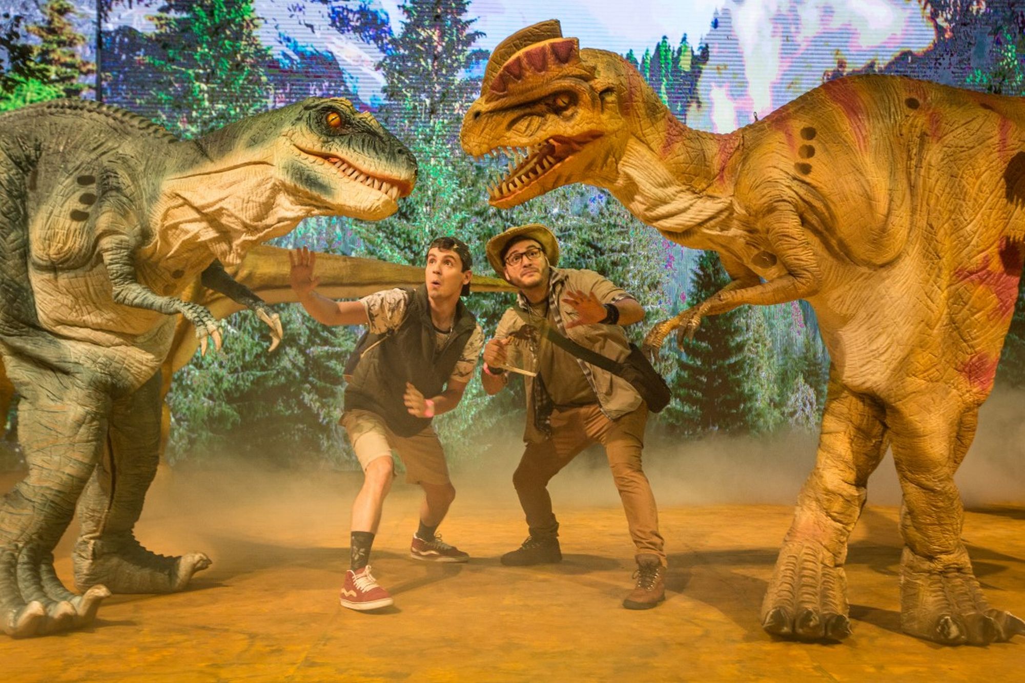 Dinossauros em tamanho real invadem teatro em show para toda a família