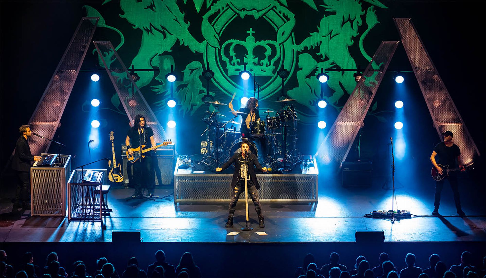 Tributo oficial do Queen faz show no Guairão e tem “Freddie Mercury brasileiro”