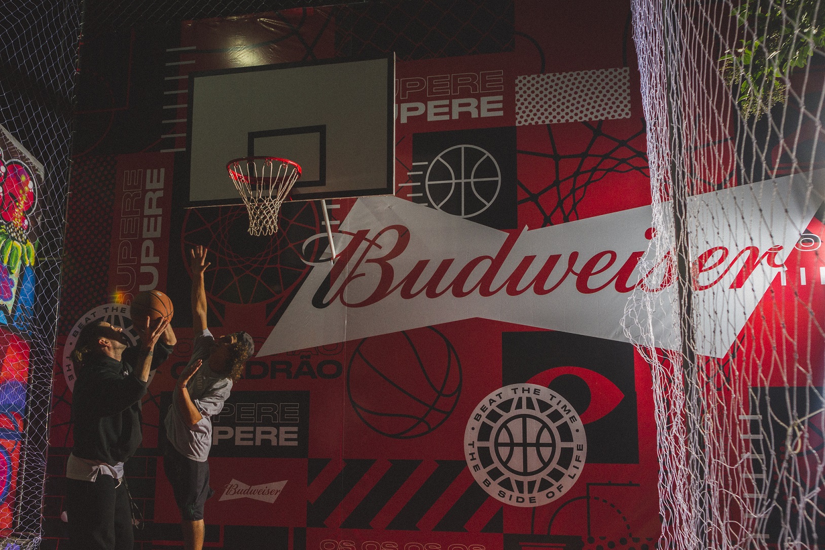 Budweiser reinaugura quadra de basquete em Curitiba com festa