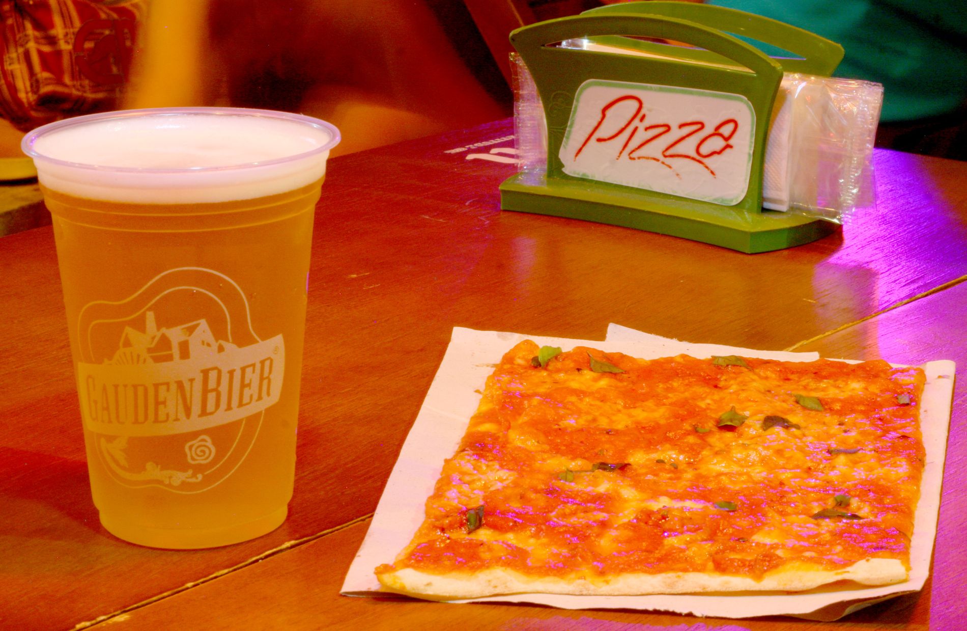Pizza CWB fecha unidade da Carlos de Carvalho e Ostra Bêbada amplia cozinha