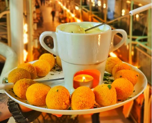 Restaurantes de Curitiba lançam fondue de coxinha