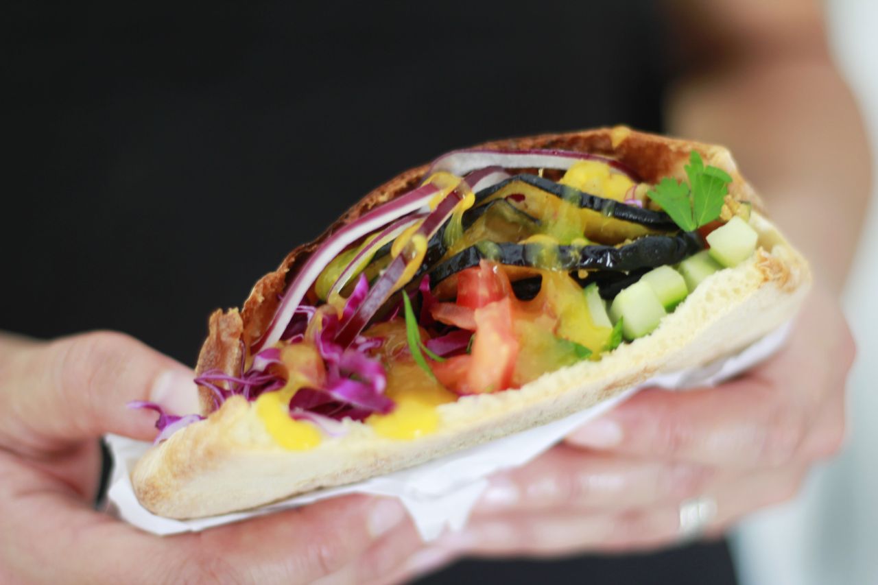 Sanduicheria em Curitiba serve dois clássicos árabes: falafel e berinjela frita
